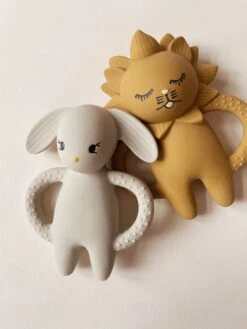 Anneau De Dentition Lion - Mustard 15 Anneau De Dentition Lion - Mustard -Konges Sløjd®. Soldes Boutique FLAT KS1223 S35007 2 240418033927