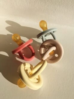 Tétine Anatomique Mio - Lemonade -Konges Sløjd®. Soldes Boutique FLAT KS1495 S35003 KS1495 S200129 KS1495 S30058 2 240419040923 0dbb8c9d c3fc 4c1e 8b10 ef536a558319