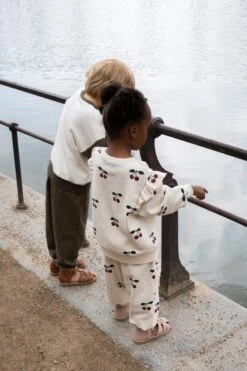 Pantalon à Volants Lou Ocs - Ma Grande Cerise -Konges Sløjd®. Soldes Boutique MOOD KS100347 P00049 KS100349 P00049 KS100353 S20016 1 240326091929 88a0c8bc 9640 4e72 9112 6d64031d10d1