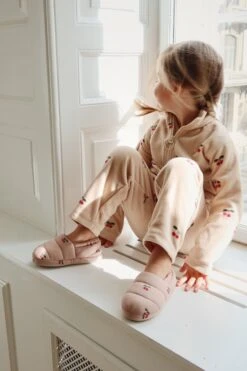 CHAUSSONS GLOBE - Cherry Blush -Konges Sløjd®. Soldes Boutique MOOD KS101301 P00005 KS101300 P00005 KS101296 P00009 1 240326084800 a20313db 5a03 43c1 ab3a f42232fca203
