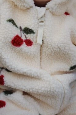 Grenouillère Jody - Ma Grande Cerise -Konges Sløjd®. Soldes Boutique MOOD KS103480 P00049 8 241020033220