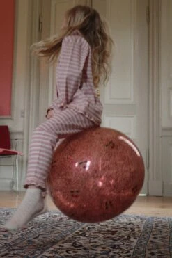 GLITTER JUMP BALL - Cherry -Konges Sløjd®. Soldes Boutique MOOD KS104239 P00005 KS104400 P25070 2 250923092330 8c19ee99 6abb 4a72 93cc 73129adcddf5