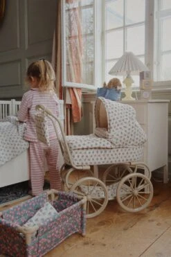 Landau Poupée Minnie - Verona Blues -Konges Sløjd®. Soldes Boutique MOOD KS104288 P05198 KS104375 P00105 KS104400 P25070 3 250923092144 53a6b89a 07a4 410e bde0 84db14ae67ad