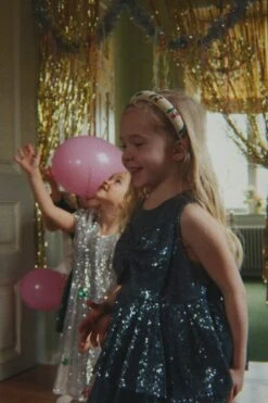 Robe Starla Stardust - Star Sequin Silver -Konges Sløjd®. Soldes Boutique MOOD KS104421 S15004 KS104219 P00005 KS104435 P20031 1 250923091946 0d0cd8ea 5b36 4fa0 bf6c b11c77fcf777