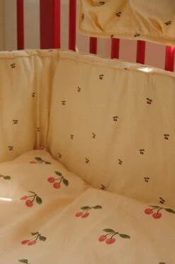 Tour De Lit - Cherry -Konges Sløjd®. Soldes Boutique MOOD KS104560 P00005 KS104479 P00056 KS104480 P00056 2 250919025936 65d70466 4a11 438f a441 46fd6669e8af