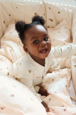 Parure De Lit Bébé 70x100 - Cherry -Konges Sløjd®. Soldes Boutique MOOD KS4856 P00038 KS5642 P00005 KS3928 P00005 1 240523011110 2013ce6a 02d0 48bd 940e 6d81b8631a16